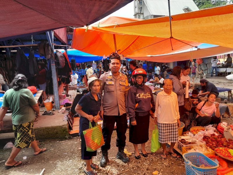 Jelang Ramadan, Bhabinkamtibmas Polsek Sanggalangi&rsquo; Pantau Pasokan Sembako di Pasar Ledo Torut