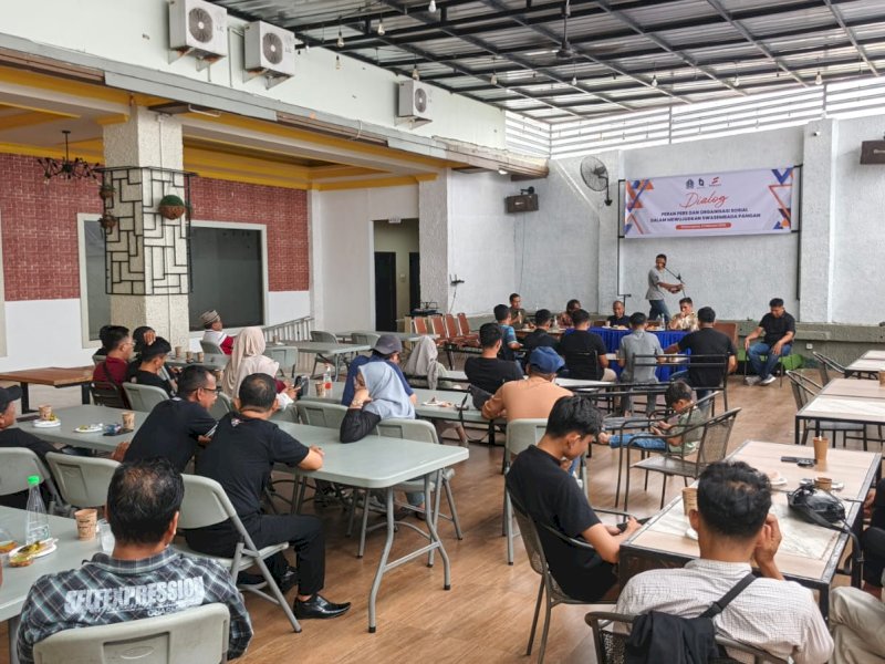 Dialog Peran Pers dan Organisasi Sosial dalam mewujudkan swasembada pangan yang digelar di Bunir Cafe, Kota Watampone. 