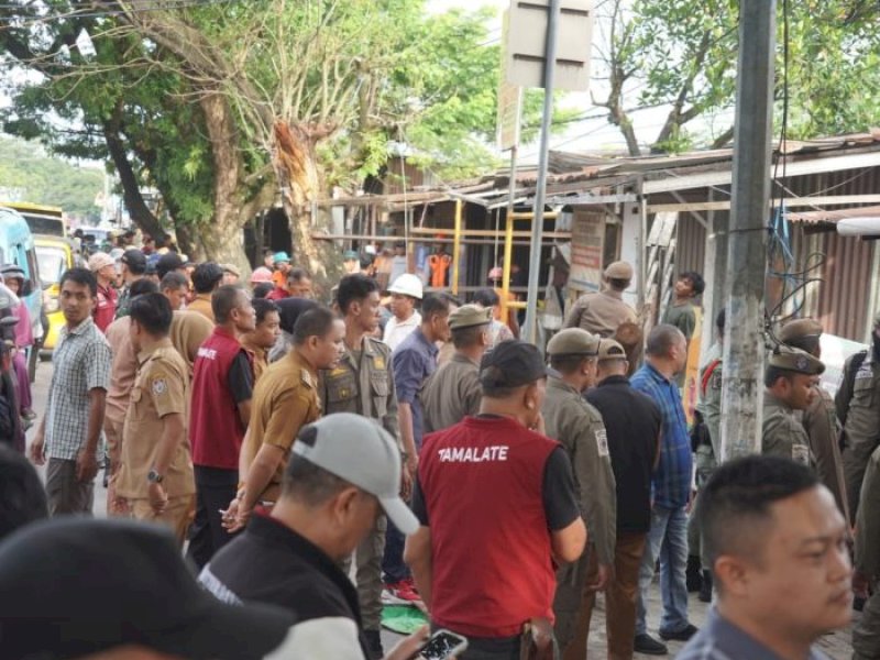 Pemerintah Kota Makassar melanjutkan penertiban pedagang kaki lima (PKL) di wilayah Kecamatan Tamalate. 