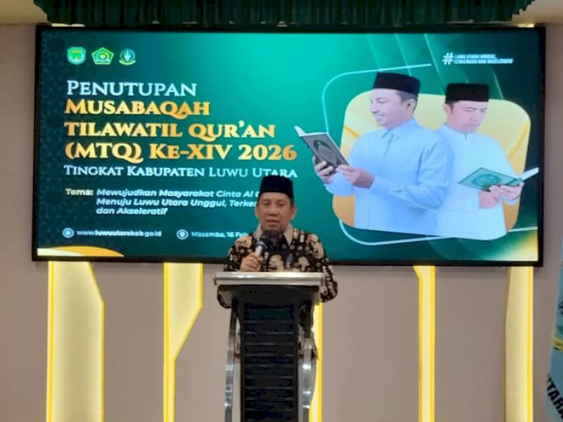 Asisten Pemerintahan dan Kesra, Lutra Akram Risa memberi sambutan di penutupan MTQ Lutra. 