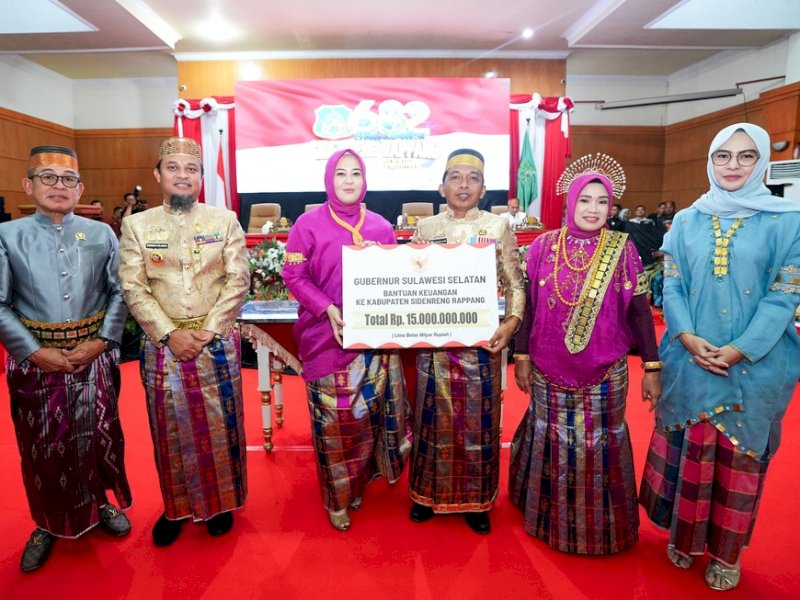 Gubernur Sulawesi Selatan Andi Sudirman Sulaiman, menyerahkan bantuan keuangan sebesar Rp15 miliar untuk Pemerintah Kabupaten Sidenreng Rappang (Sidrap). 