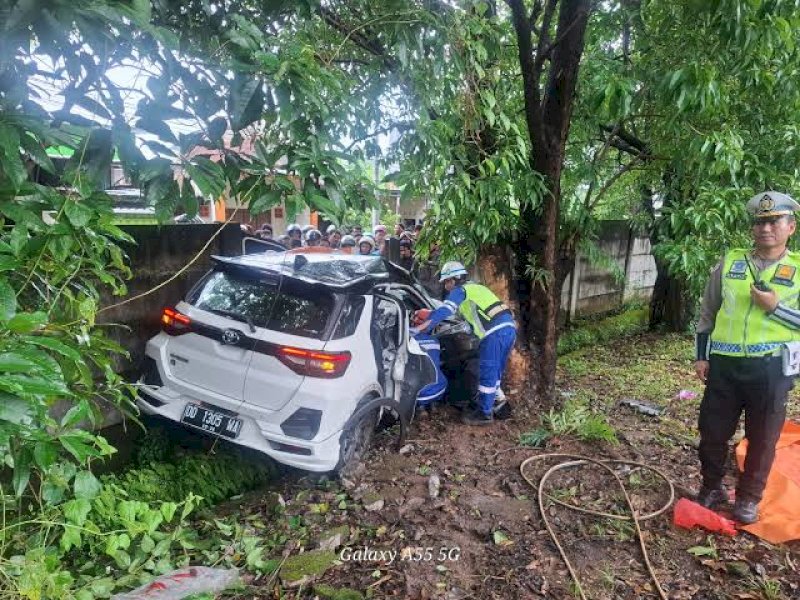 Mobil yang dikendarai istri anggota DPRD Sulsel mengalami kecelakaan di jalan tol Makassar. 