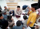 Begini Potret Keakraban Bupati Andi Rahim dengan Anak-anak di Masjid Wonokerto