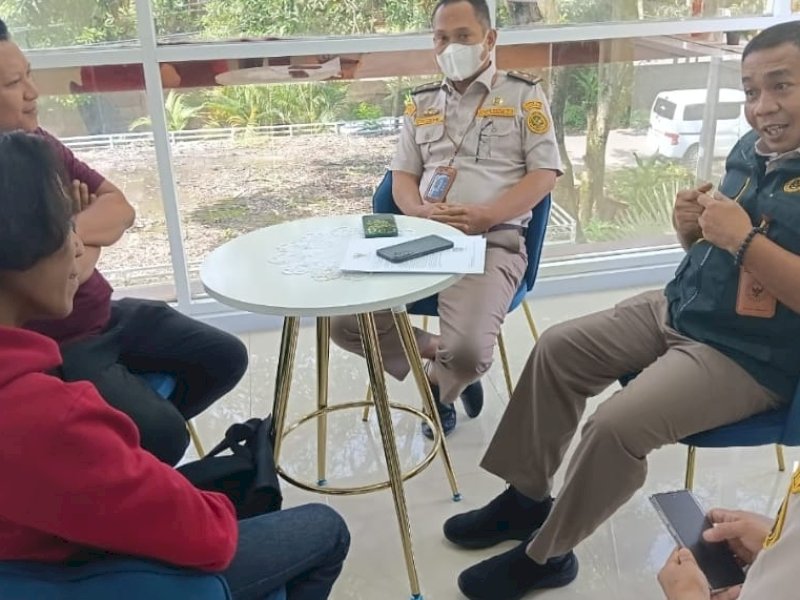 dr Indra Dewa saat diwawancarai jurnalis PEDOMANMEDIA di Balai Besar Karantina Sulawesi Selatan. 