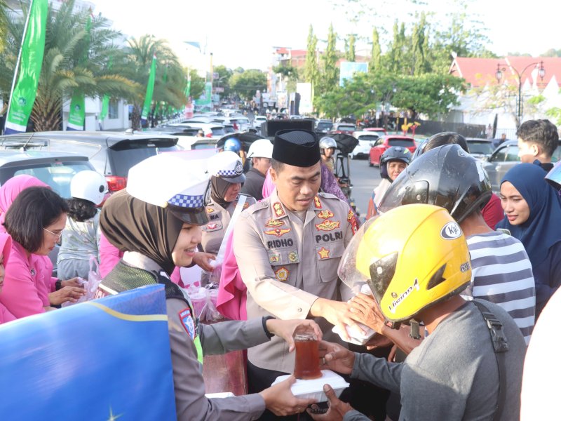 Kapolres Wajo AKBP Rosid Ridho berbagi takjil di jalan, kemarin. 