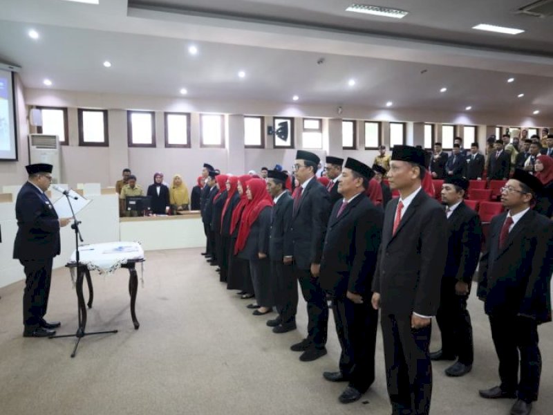 Wali Kota Makassar Munafri Arifuddin melantik 27 pejabat Eselon III dan IV di Ruangan Sipakatau, Balaikota.