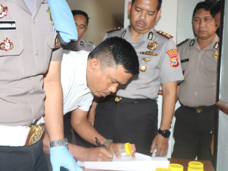 Polres Toraja Utara menggelar tes urine dadakan kepada seluruh personel. 