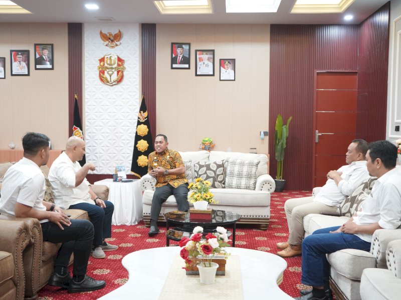 Bupati Wajo, Andi Rosman menerima kunjungan manajemen PT Famindo Global Energi di ruang kerjanya. 