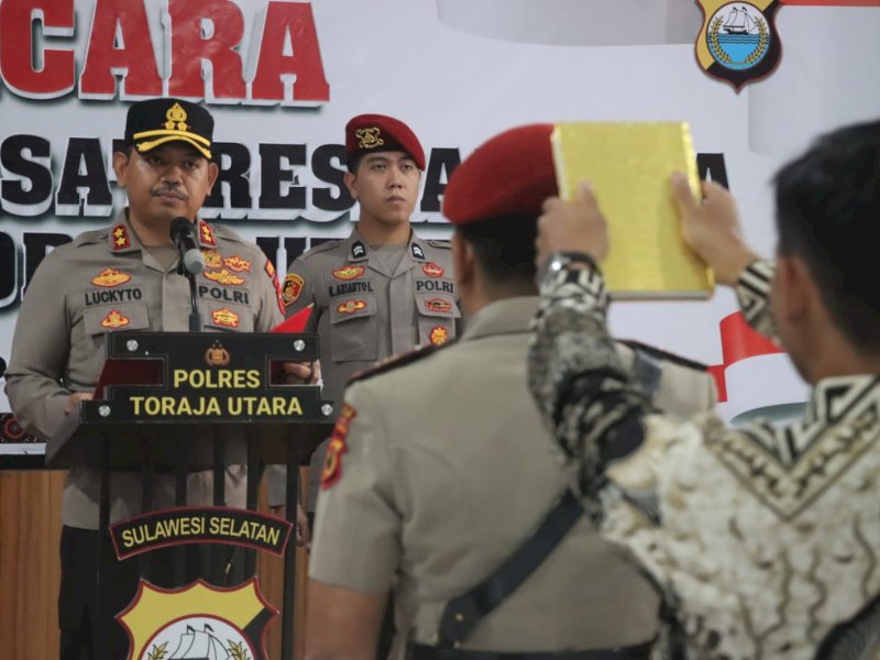 Kapolres Toraja Utara AKBP Stephanus Luckyto memimpin upacara pergantian Kasat Resnarkoba Polres Torut.