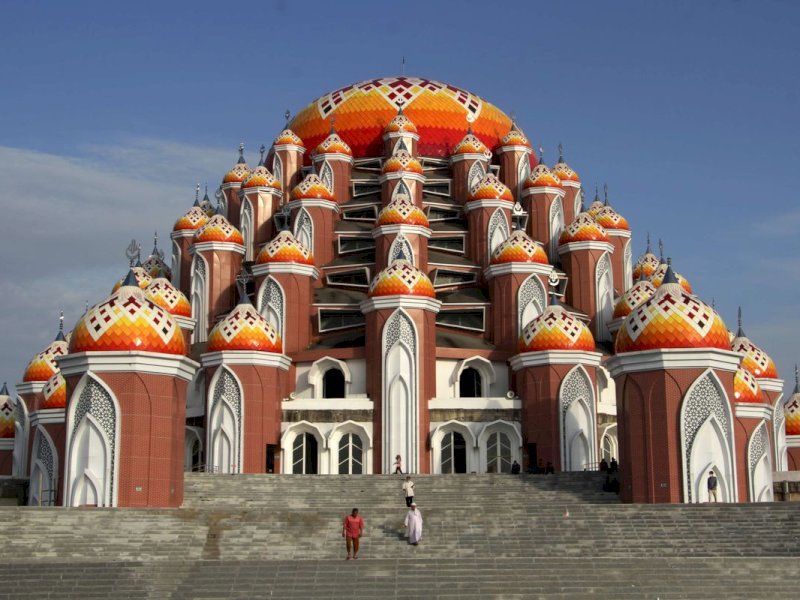 Masjid 99 Kubah Makassar. 