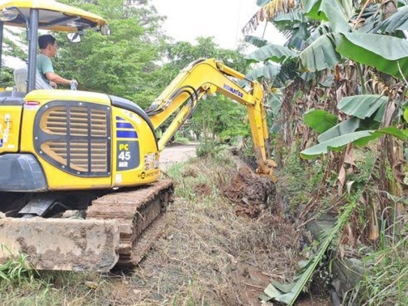 Alat berat dikerahkan untuk menormalisasi drainase di  Manggala. 