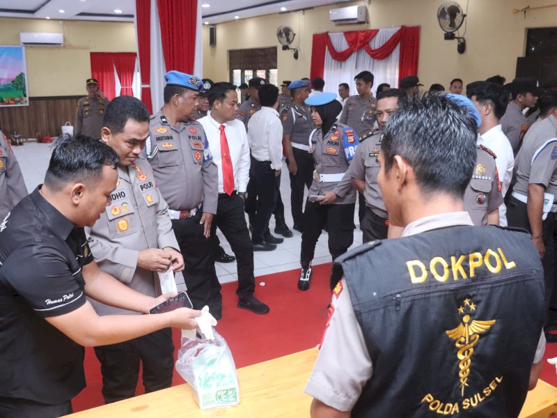 Personel Polres Wajo Jalani Tes Urine, Kapolres AKBP Rosid Pantau Langsung 