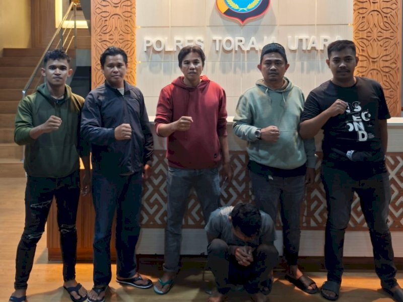 Petugas Polres Torut usai mengamankan tersangka kasus narkoba. 