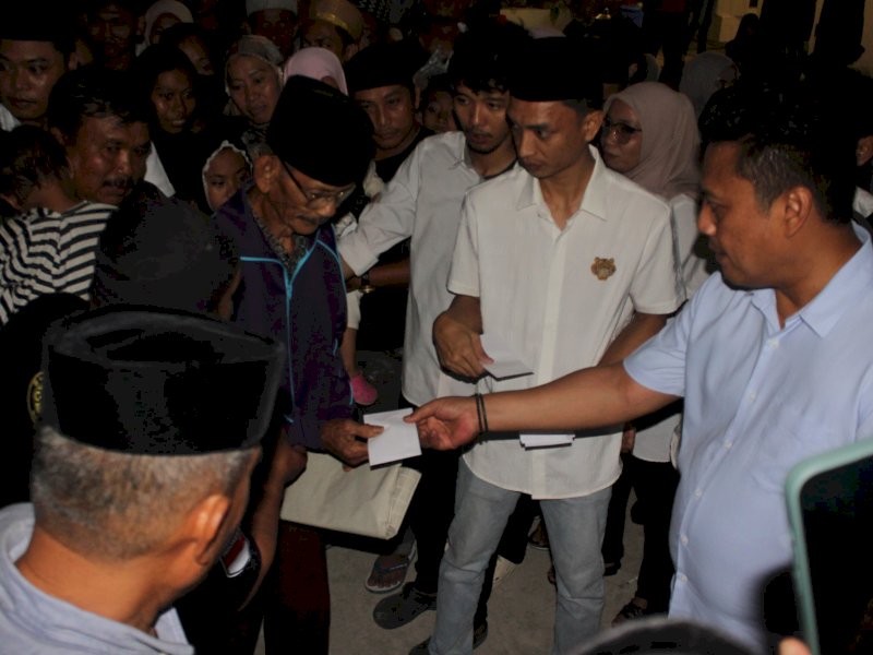 Andi Iwan Darmawan Aras, menyalurkan santunan kepada anak yatim dan kaum dhuafa di kediamannya di Bolapute, Jalan Pahlawan, Sengkang. 
