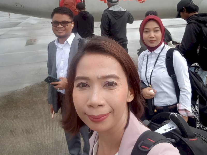Irma Tendengan bersama tim pengacaranya tiba di Bandara Toraja sebelum menuju ke Mapolres Torut. 