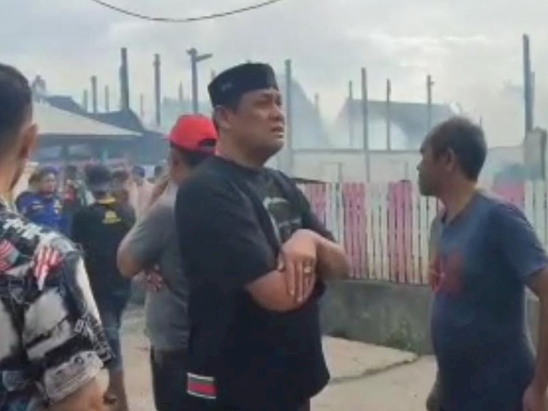 Anggota DPRD Wajo H Mustafa Salurkan Bantuan untuk Korban Kebakaran di Tanasitolo 
