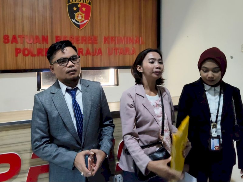 Irma Tendengan didampingi pengacaranya memberi keterangan pers usai diperiksa Polres Torut. 