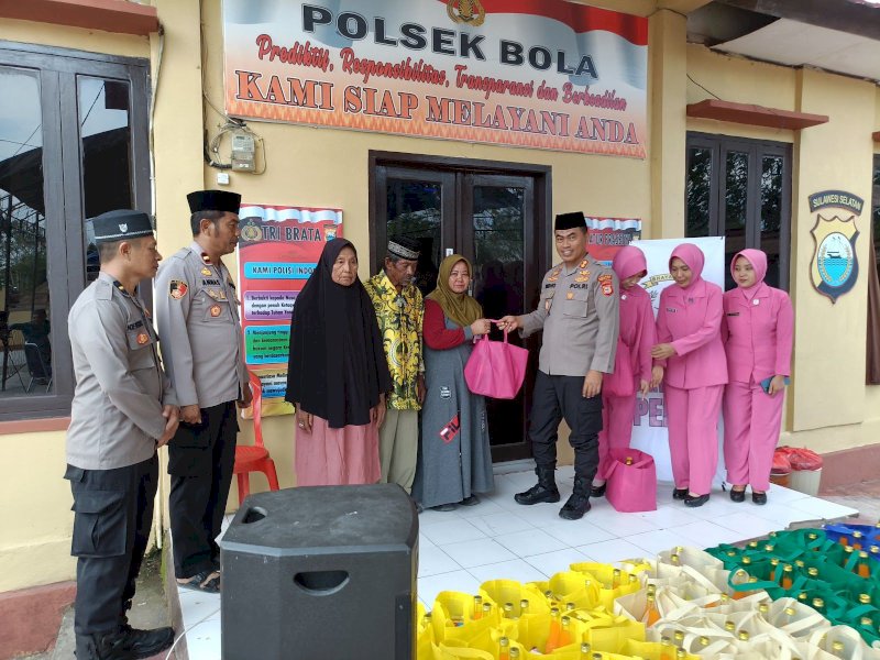 Personel-Bhayangkari Polsek Bola Wajo Berbagi Takjil dan Paket Ramadan