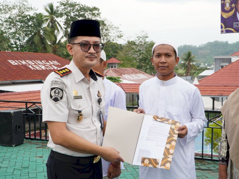 Kepala Rutan Sengkang, Oki Setiawan menyerahkan remisi kepada warga binaan. 