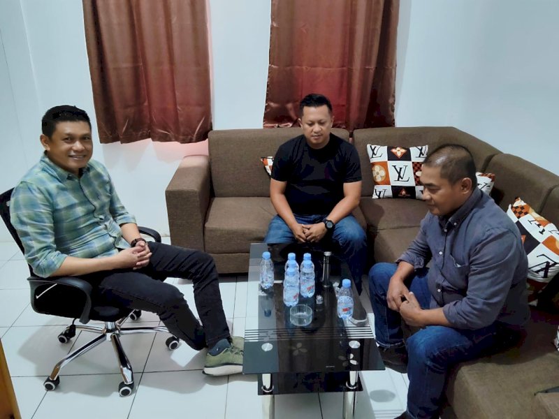 Andung Tiku Sulle Gorri (kanan) bersama Kasat Reskrim Polres Tana Toraja, IPTU Syahripuddin (kiri) di ruang kerjanya. 