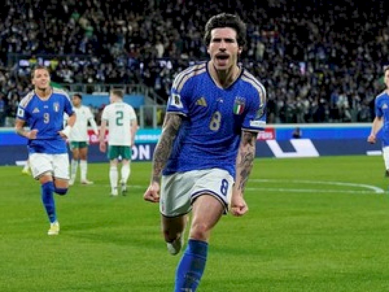 Pemain Italia merayakan gol ke gawang Irlandia Utara. (int) 