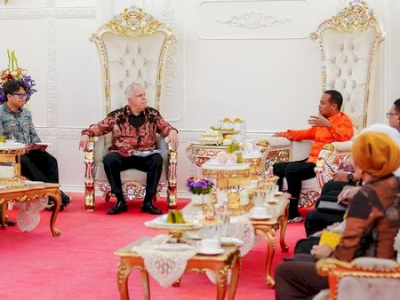Gubernur Sulawesi Selatan (Sulsel) Andi Sudirman Sulaiman menerima kunjungan Pejabat Kuasa Usaha Ad Interim Kedutaan Besar Amerika Serikat (Kedubes AS), Peter M. Haymond.