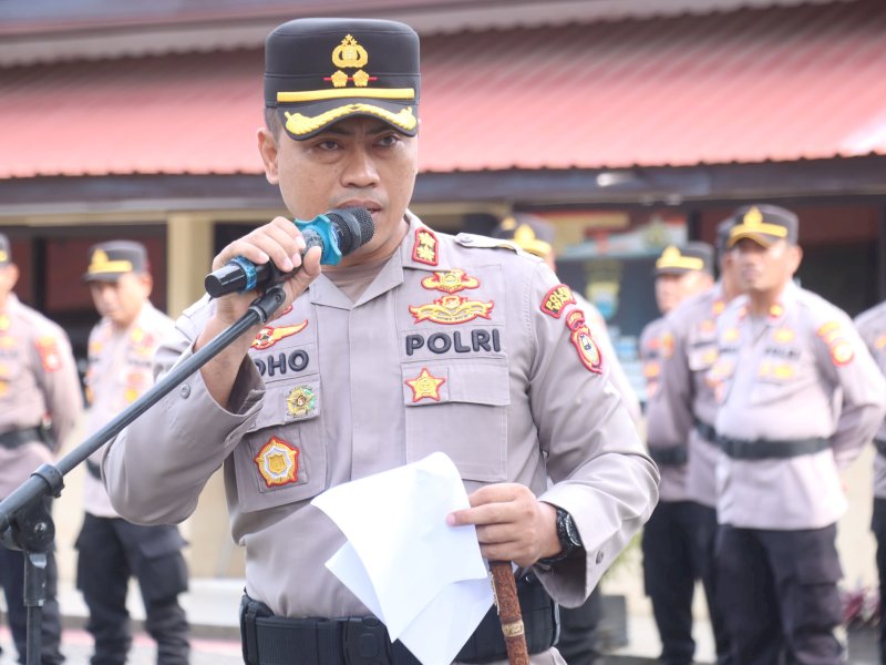 Kapolres Wajo AKBP Muhammad Rosid Ridho memimpin apel siaga, Senin (30/3/2026). 