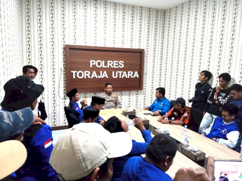 Kapolres Toraja Utara AKBP Stephanus Luckyto Andry Wicaksono menerima perwakilan pengunjuk rasa. 