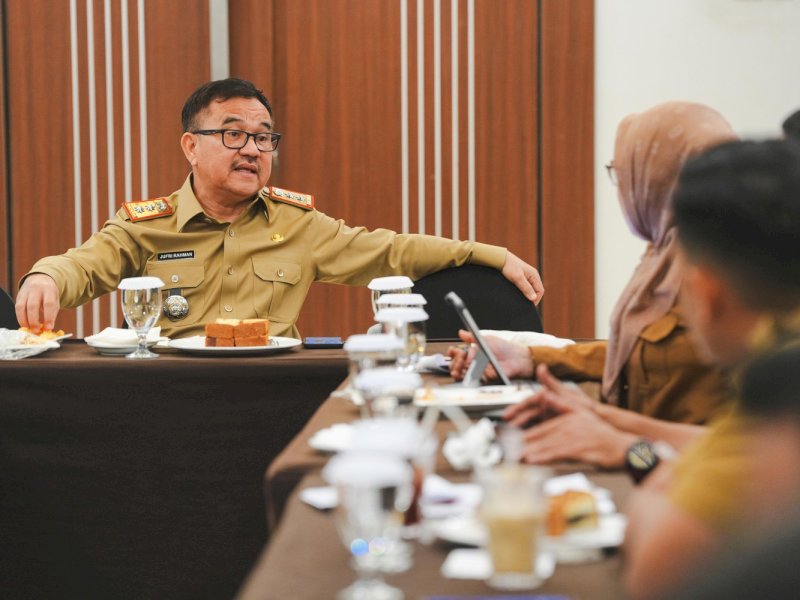 Sekretaris Daerah Sulawesi Selatan, Jufri Rahman, memimpin rapat pembahasan terkait perizinan usaha sektor pariwisata. 