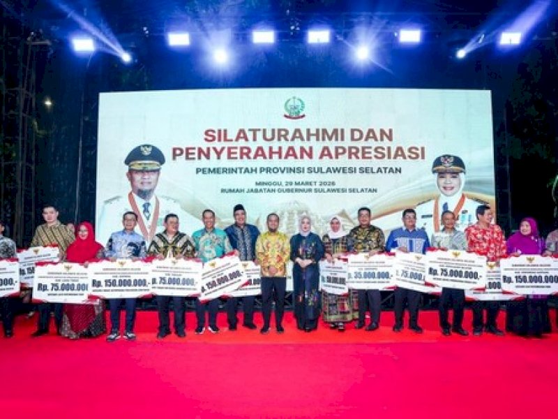 Gubernur Sulawesi Selatan (Sulsel) Andi Sudirman Sulaiman memberikan ratusan penghargaan kepada kepala daerah, kepala desa hingga siswa berprestasi.