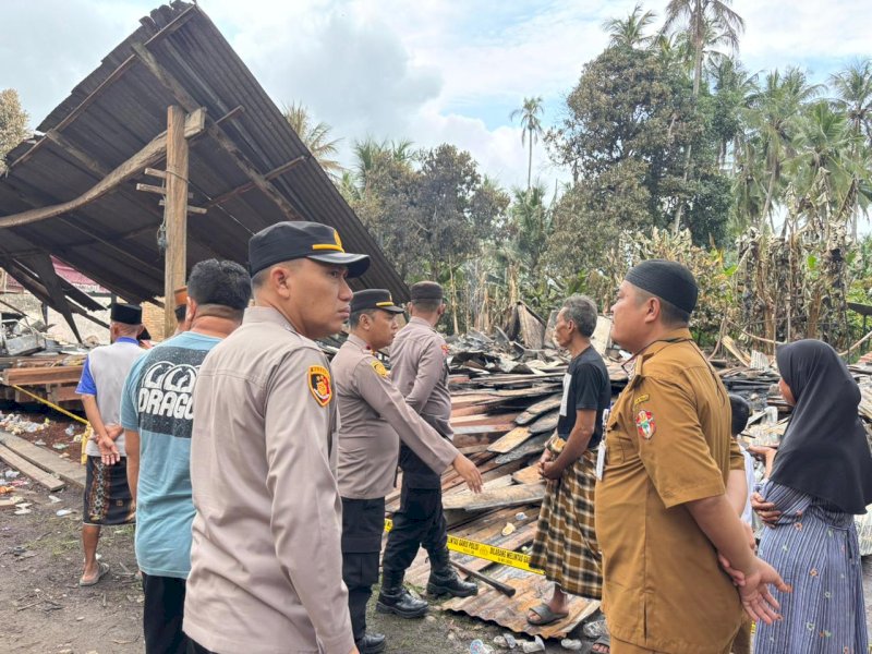 Polsek Belawa Wajo Salurkan Bantuan Bagi 4 Korban Kebakaran di Malakke
