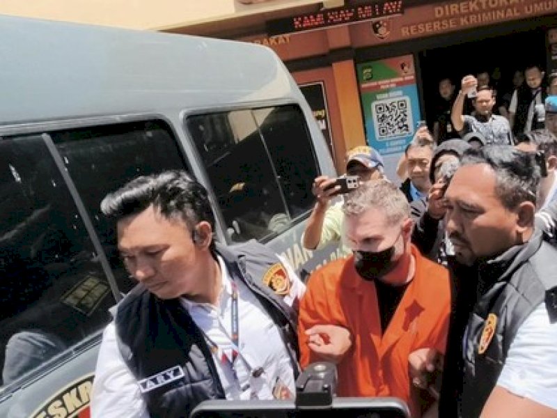 Bos mafia asal Inggris, Steven Lyons (45 tahun), ditangkap Divhubinter Polri di Bali. 