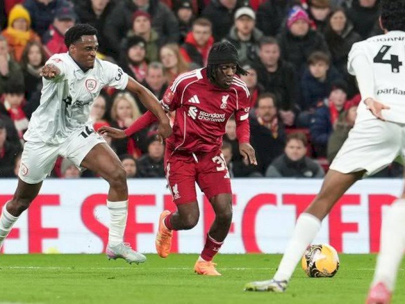 Jeremie Frimpong menggiring bola diadang dua pemain. (int) 