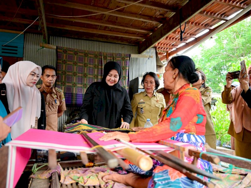 Fatmawati Puji Perajin Tenun Emas Sidrap: Punya Potensi ke Pasar Global