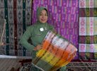 Kisah Inspiratif Masniati, Anggota Persit Kodim Wajo Sang Penjaga Warisan Tenun Sutera 