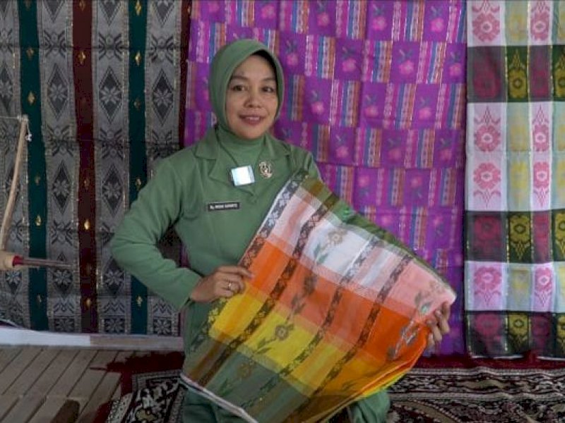 Masniati, istri dari Sertu Suparto Patopoi anggota Kodim 1406/Wajo, sang penenun berbakat. 