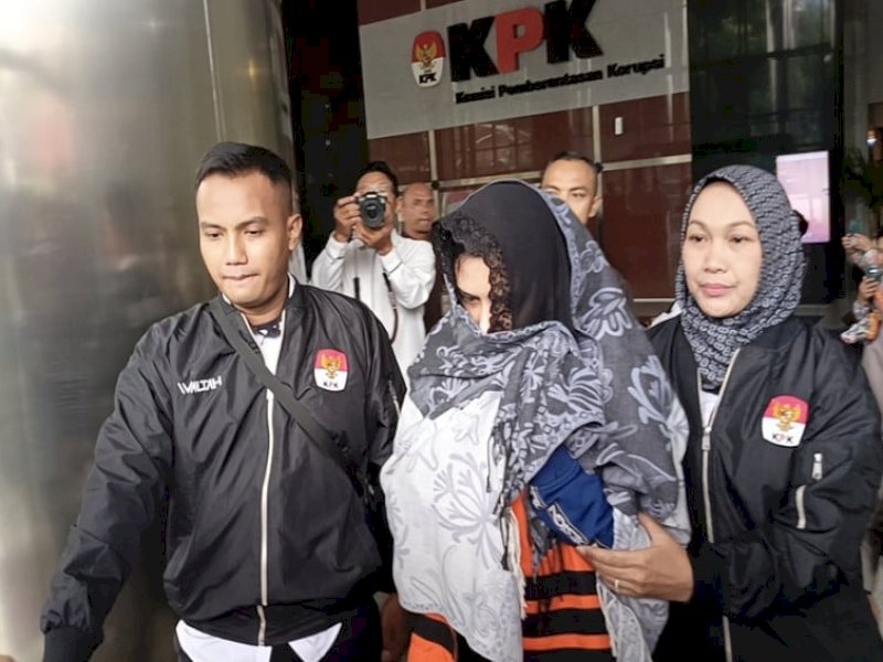 Bupati Pekalongan Fadia Arafiq digiring petugas usai kena OTT KPK. (int) 