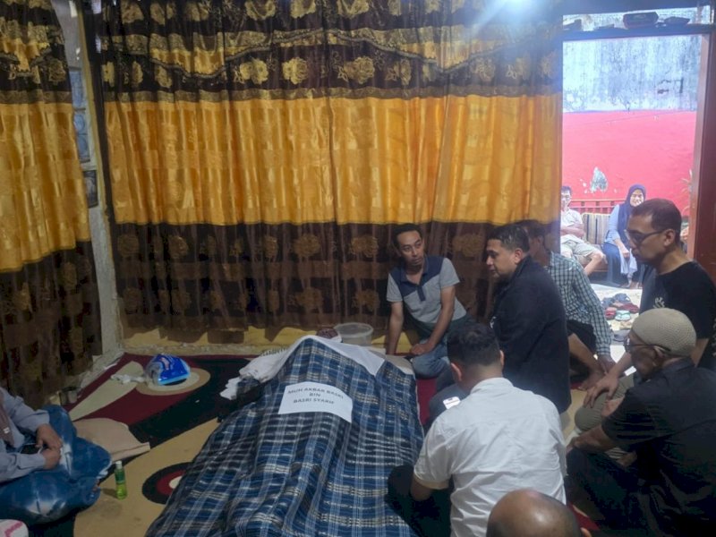 Wali Kota Makassar Munafri 'Appi' Arifuddin, melayat ke rumah duka, Ubay, pegawai pemkot yang tewas dalam kerusuhan di DPRD Makassar.