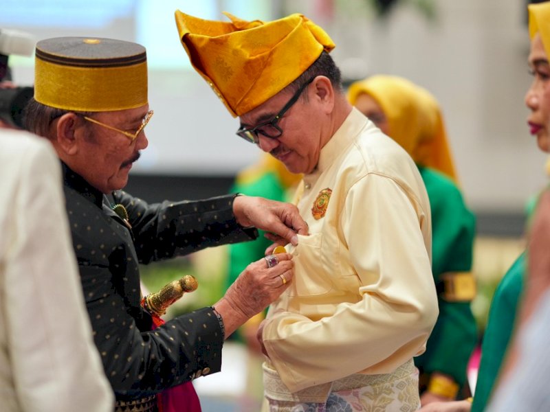 Sekda Sulsel Jufri Rahman Terima Pin Kehormatan dari Majelis Keturunan To Manurung
