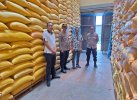 Kapolsek Maniangpajo Cek Beras-Jagung di Gudang Bulog, Stok Aman