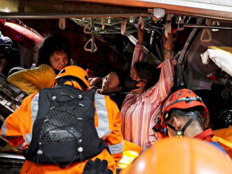 Tabrakan KA Argo Bromo vs KRL: 7 Orang Tewas, Puluhan Masih Terjebak di Gerbong 