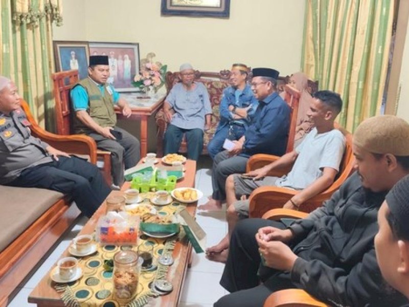 Pihak Pemprov Sulsel mengunjungi rumah keluarga kapten kapal asal Gowa yang disandera perompak.