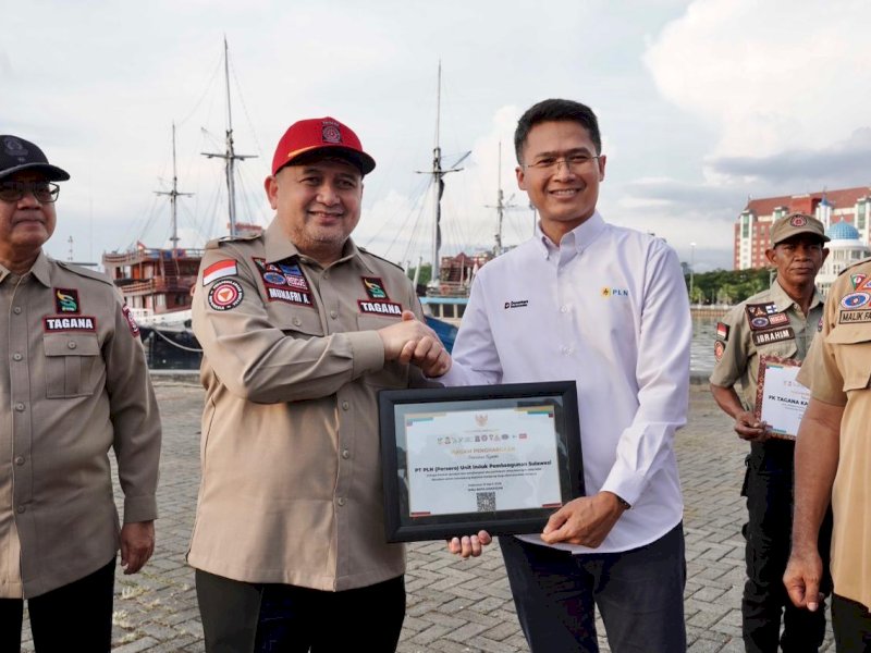 Wali Kota Makassar Munafri Arifuddin (Kiri) menyerahkan penghargaan kepada General Manager PLN UIP Sulawesi, I Gusti Made Aditya San Adinatha. 