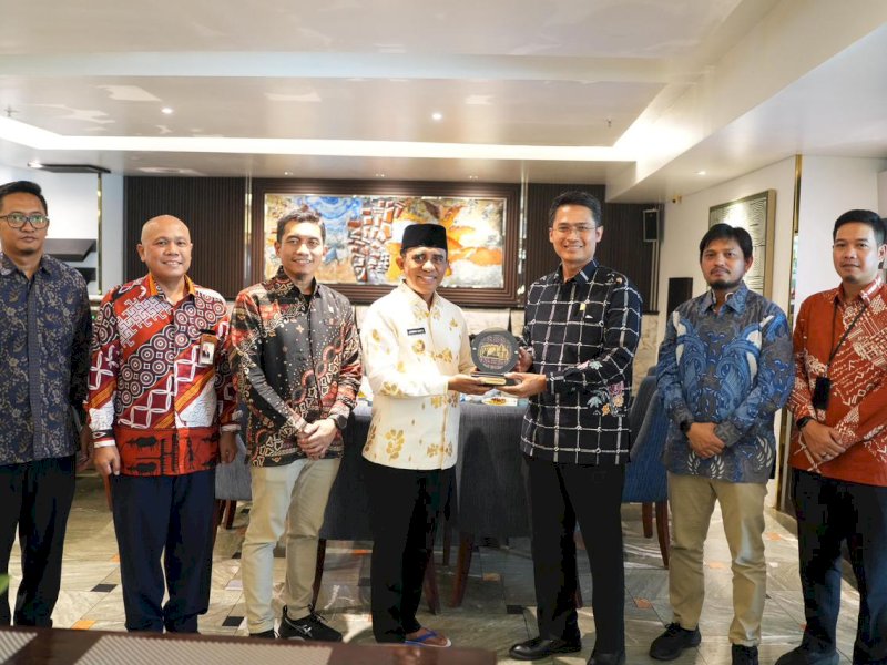 Gubernur Sulawesi Tengah Anwar Hafid (tengah) menerima cenderamata dari General Manager PLN UIP Sulawesi, I Gusti Made Aditya San Adinatha (kanan) didampingi General Manager PLN Unit Induk Penyaluran dan Pusat Pengatur Beban (UIP3B) Sulawesi, Fermi Trafianto (kiri)