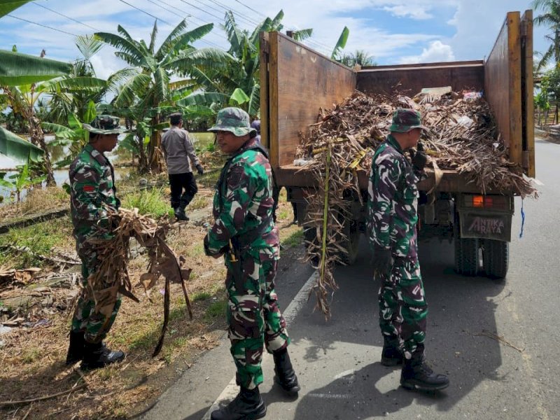Koramil Tanasitolo Wajo Bersih-bersih Lingkungan, Libatkan Polri-Warga 