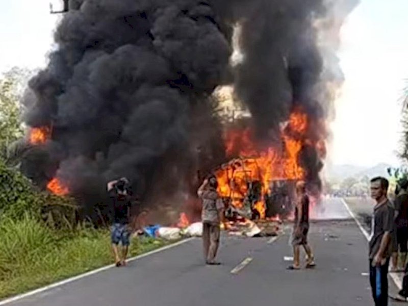 Tabrakan Bus ALS vs Truk Tangki di Sumsel, 16 Orang Tewas
