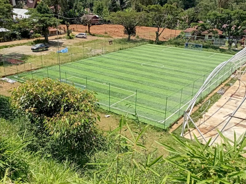 Proyek revitalisasi Lapangan Rante Ra'da yang belum rampung hingga sekarang. 