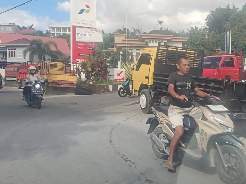 Mobil Pelangsir BBM Marak Lagi di SPBU Torut, Diduga Dibeking Oknum Aparat