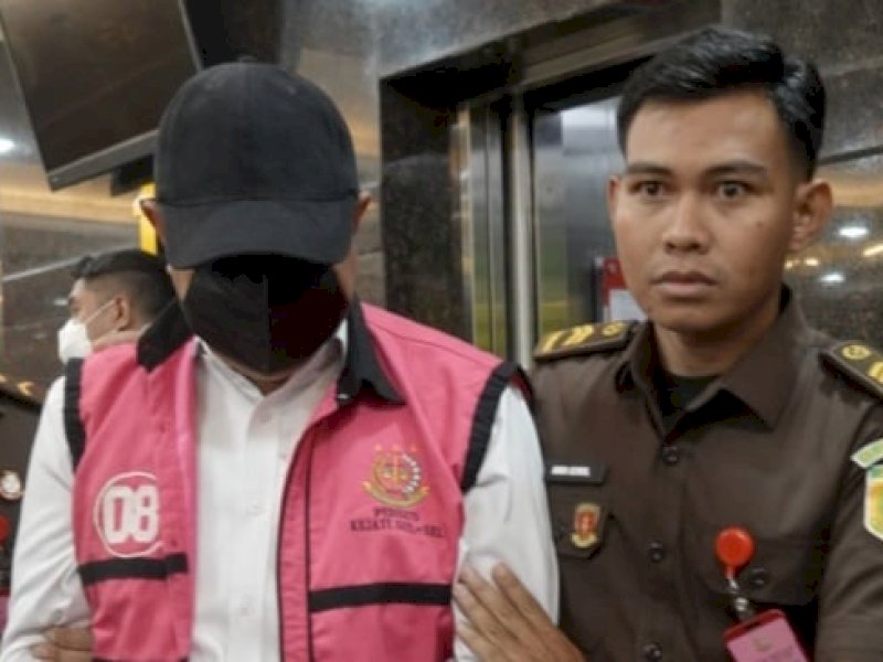 Eks Pj Gubernur Sulsel Bahtiar memakai rompi orange usai ditetapkan tersangka beberapa waktu lalu. 