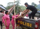 Polsek Rindingallo-Bhayangkari Salurkan Bantuan Korban Kebakaran di Baruppu Torut ​